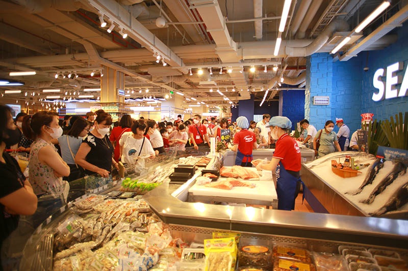 Quầy hải sản tươi sống với không gian sơ chế mở, trưng bày đa dạng sản phẩm chất lượng thượng hạng của WinCommerce