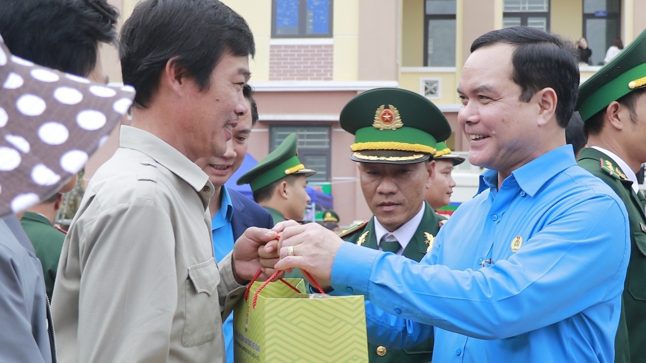 Tổng LĐLĐ Việt Nam mang Tết sớm đến với người lao động khó khăn