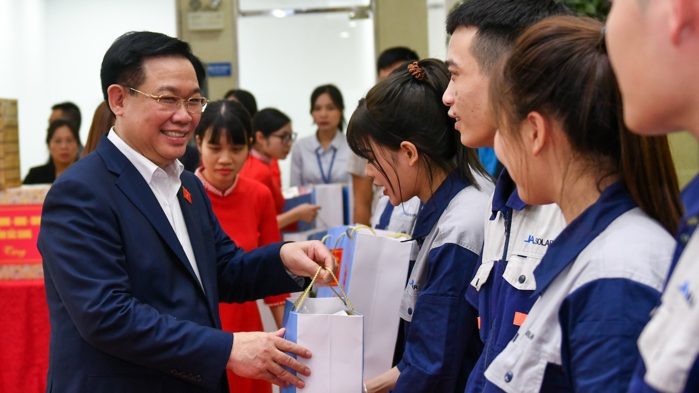 Chủ tịch Quốc hội tặng quà Tết công nhân tỉnh Bắc Giang
