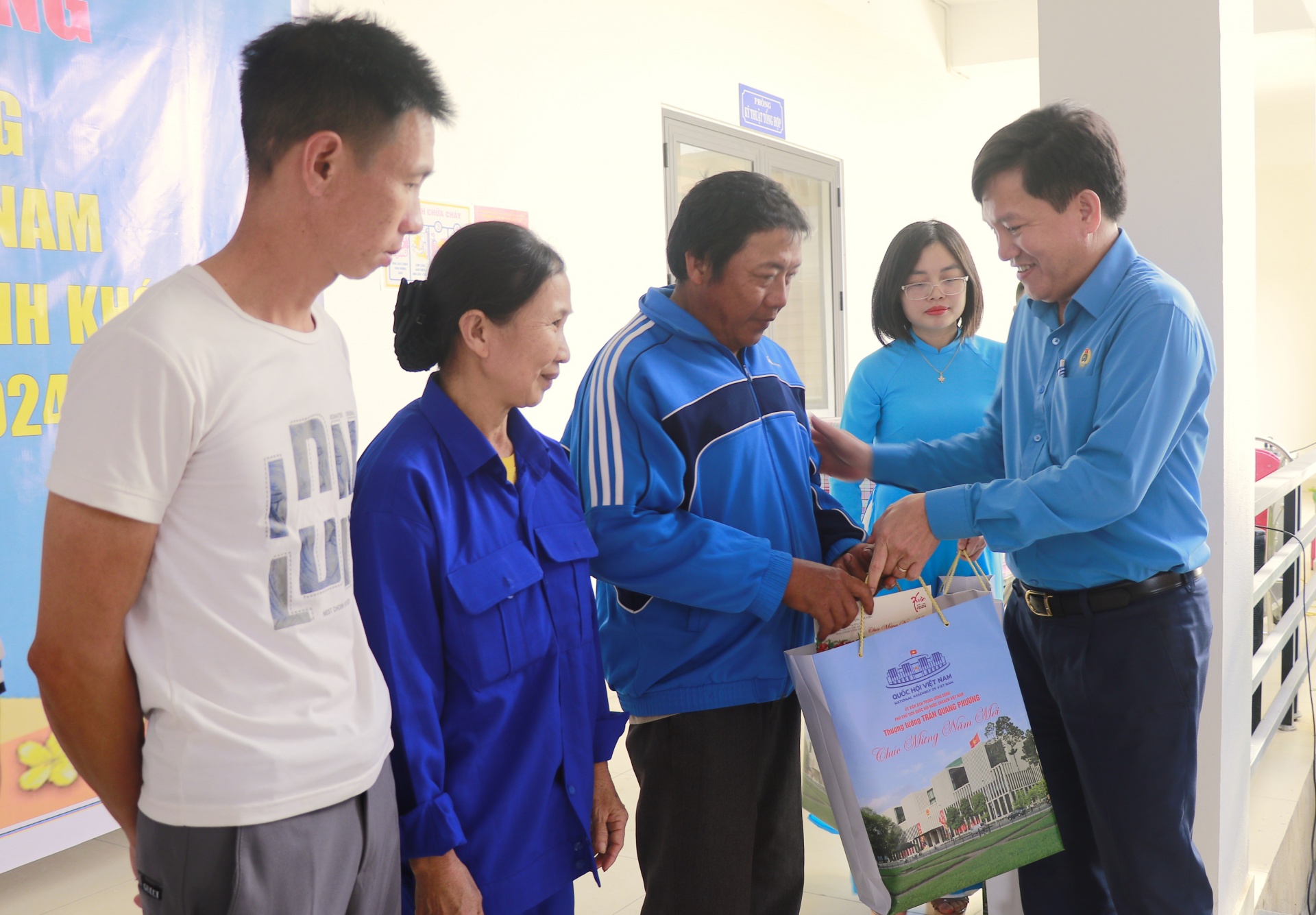 Người lao động Quảng Trị vui mừng nhận quà Tết từ Thượng tướng Trần Quang Phương