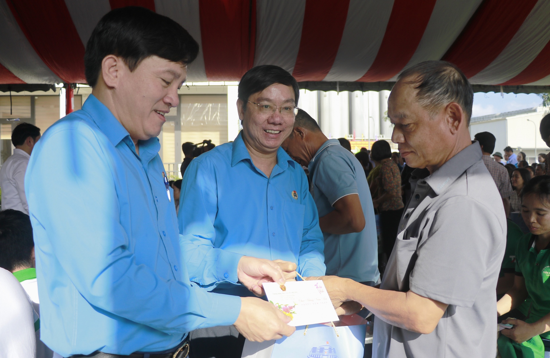 Người lao động Quảng Trị vui mừng nhận quà Tết từ Thượng tướng Trần Quang Phương