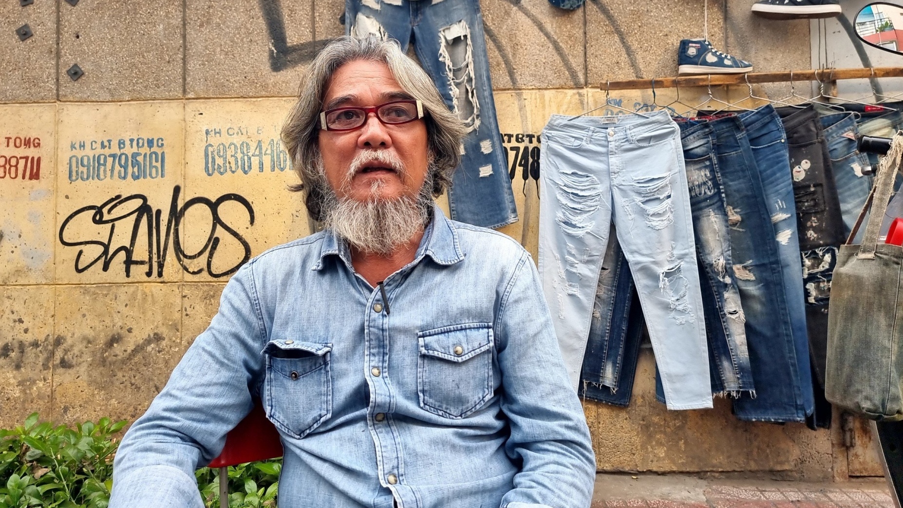 Nghệ sĩ hơn 30 năm làm nghề xé quần jeans trên vỉa hè TP. HCM