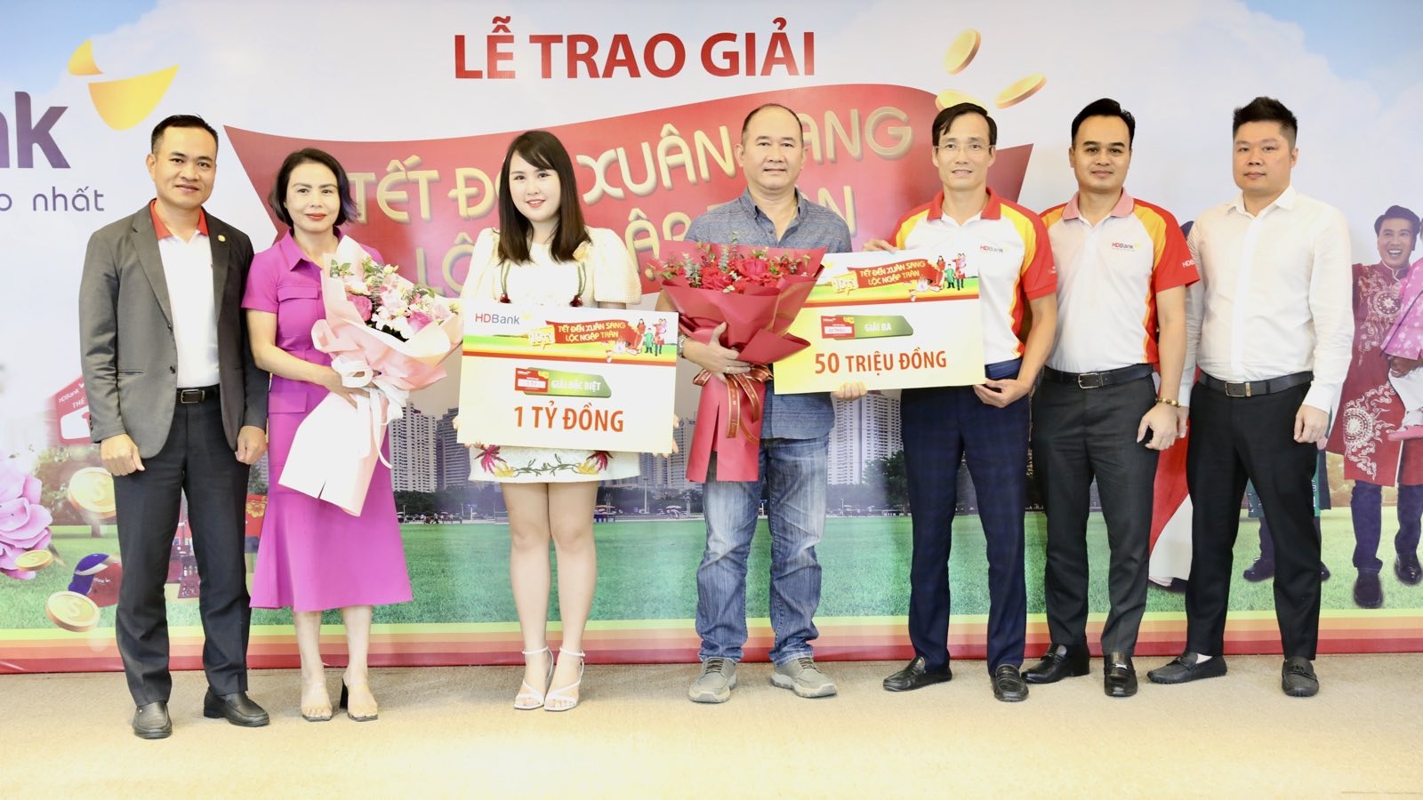 “Tỷ phú” đầu năm 2023 của HDBank là khách hàng Nguyễn Thị Mai Trâm (Phòng giao dịch Mỹ Đình I - chi nhánh Ba Đình) 