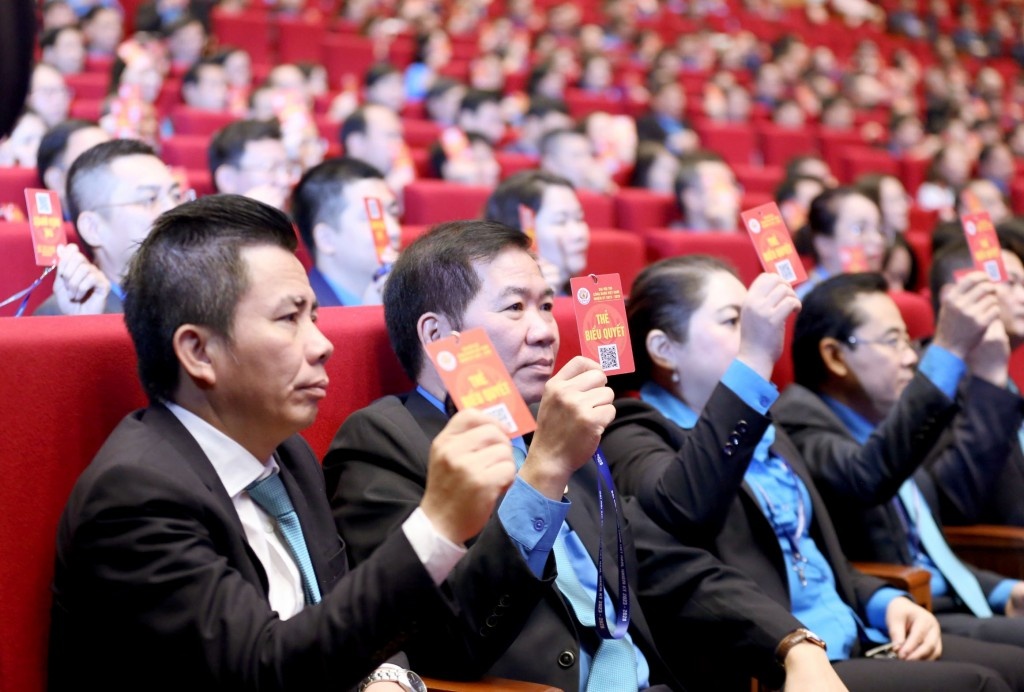 A1: Đại biểu tham dự Đại hội XIII Công đoàn Việt Nam biểu quyết thông qua Nghị quyết Đại hội. Ảnh: Hoàng Quân.