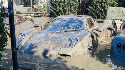 Xót ruột dàn siêu xe ngập bùn nước sau trận lũ lịch sử ở Dubai