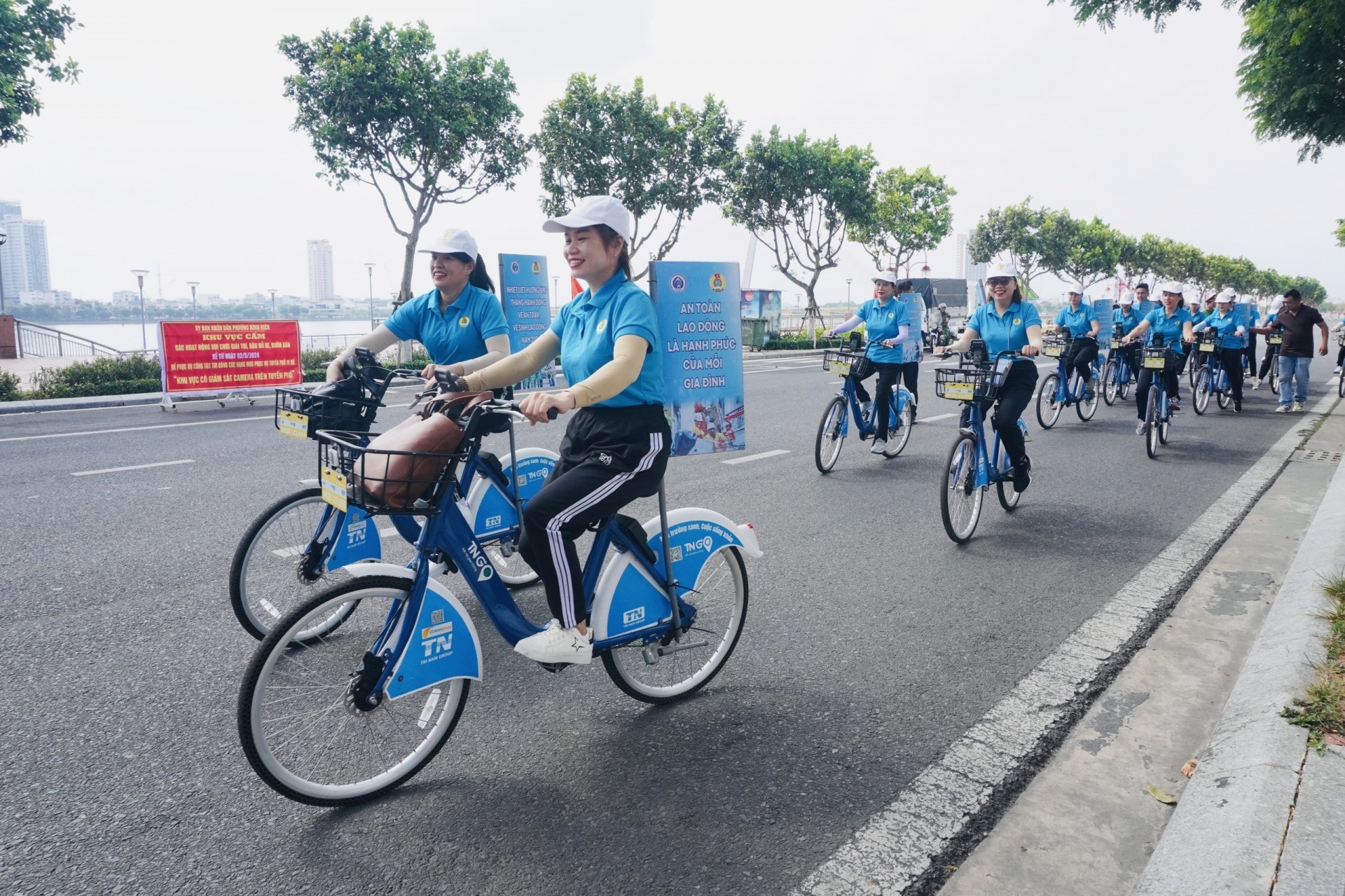 Người lao động Đà Nẵng diễu hành xe đạp hưởng ứng Tháng Công nhân