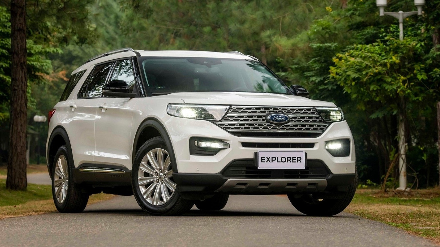 Ford Explorer tăng giá niêm yết 100 triệu đồng