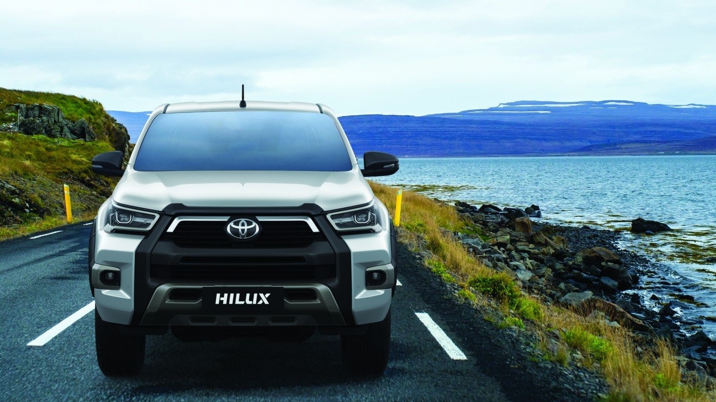 Toyota Hilux 2024 ra mắt, giá thấp nhất 668 triệu đồng