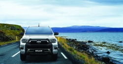 Toyota Hilux 2024 ra mắt, giá thấp nhất 668 triệu đồng