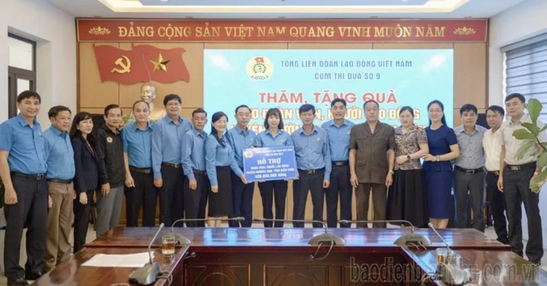 Lãnh đạo Tổng LĐLĐ VN cùng Cụm thi đua số 9 đến thăm người lao động tại Điện Biên
