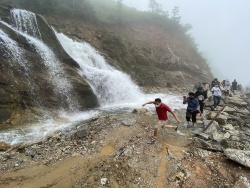 Huyện Hoàng Su Phì bị cô lập do sạt lở, 2 người chết