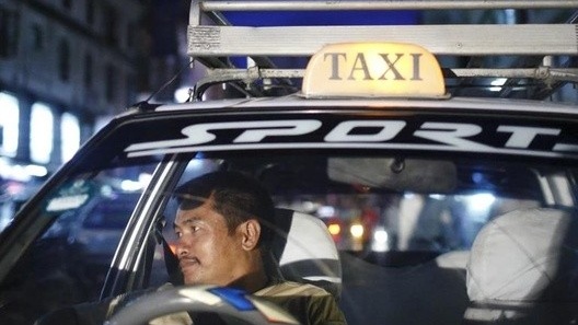 Độc lạ chuyện chính quyền chỉ cho tài xế taxi hành nghề bằng xe điện