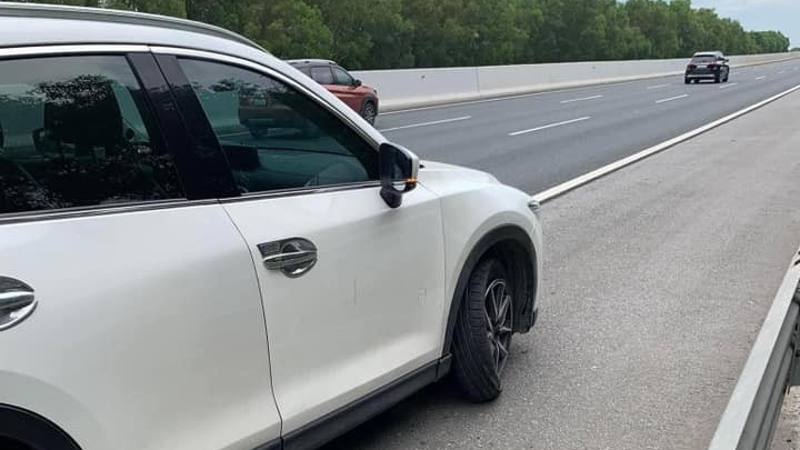 Mazda CX-5 bung lốp trên cao tốc, lộ chi tiết khiến dân tình thắc mắc