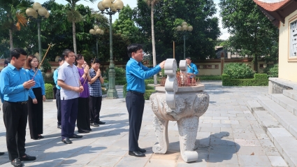 Đoàn đại biểu Tổng LĐLĐVN dâng hương tưởng niệm nguyên Tổng Bí thư Nguyễn Văn Linh
