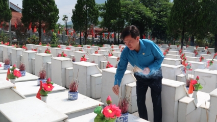Mùa tri ân tháng 7 ở Nghĩa trang Liệt sĩ Quốc gia Vị Xuyên