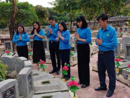 Lãnh đạo Tổng LĐLĐ Việt Nam viếng thăm Nghĩa trang Liệt sĩ Đồi 82 và các di tích lịch sử cách mạng