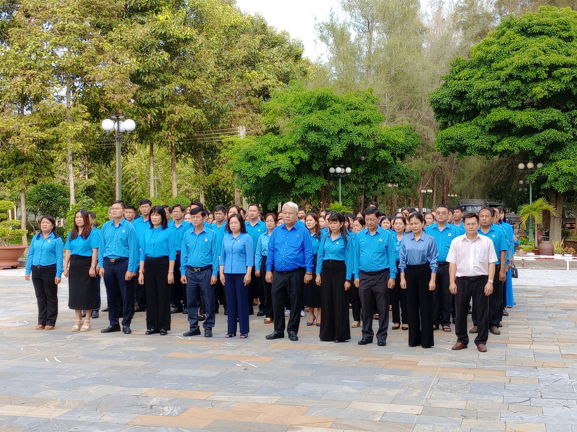 Lãnh đạo Tổng LĐLĐ Việt Nam viếng thăm Nghĩa trang Liệt sĩ Đồi 82 và các di tích lịch sử cách mạng