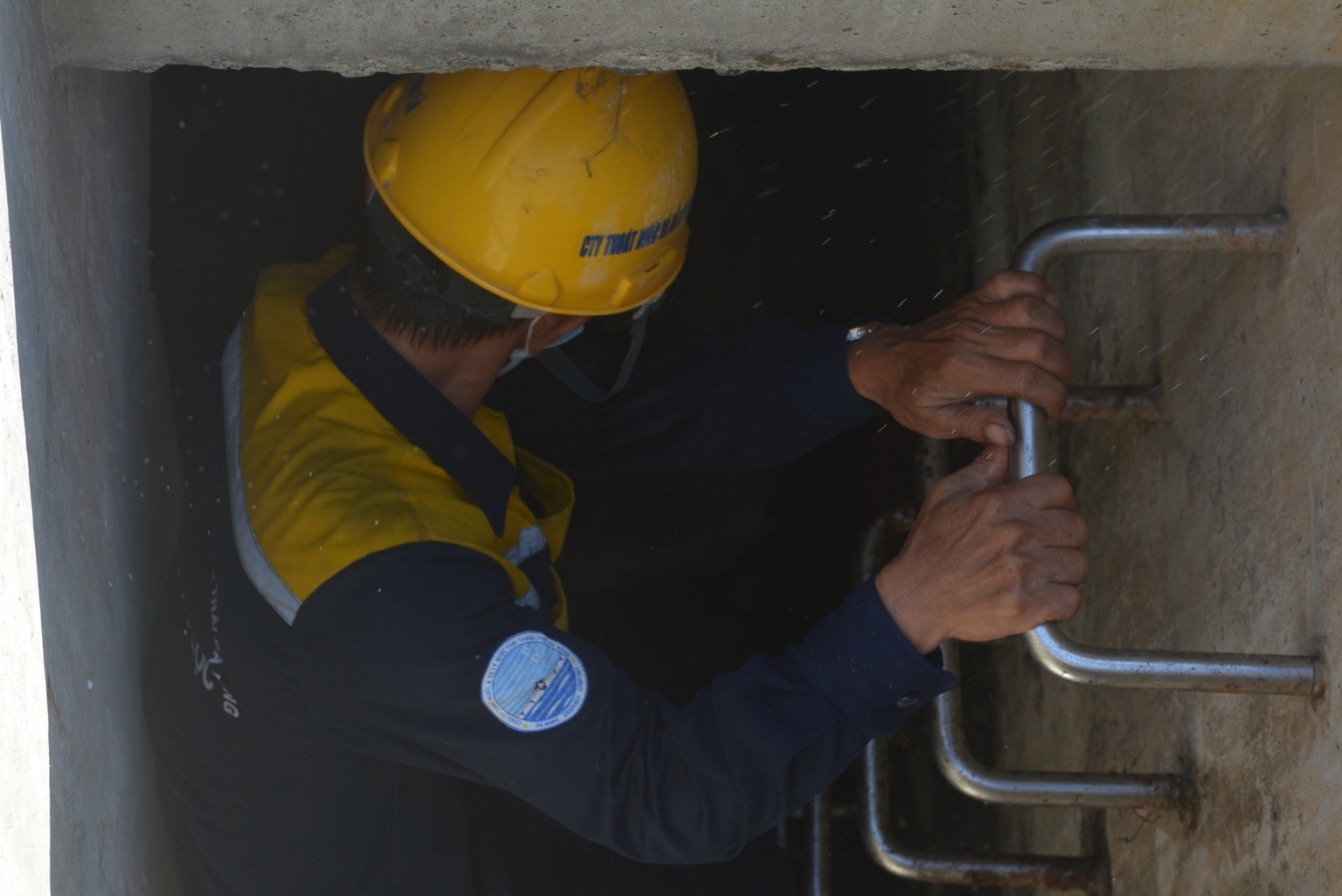 Nguy cơ mất an toàn đối với công nhân môi trường làm việc trong cống thoát nước là gì?