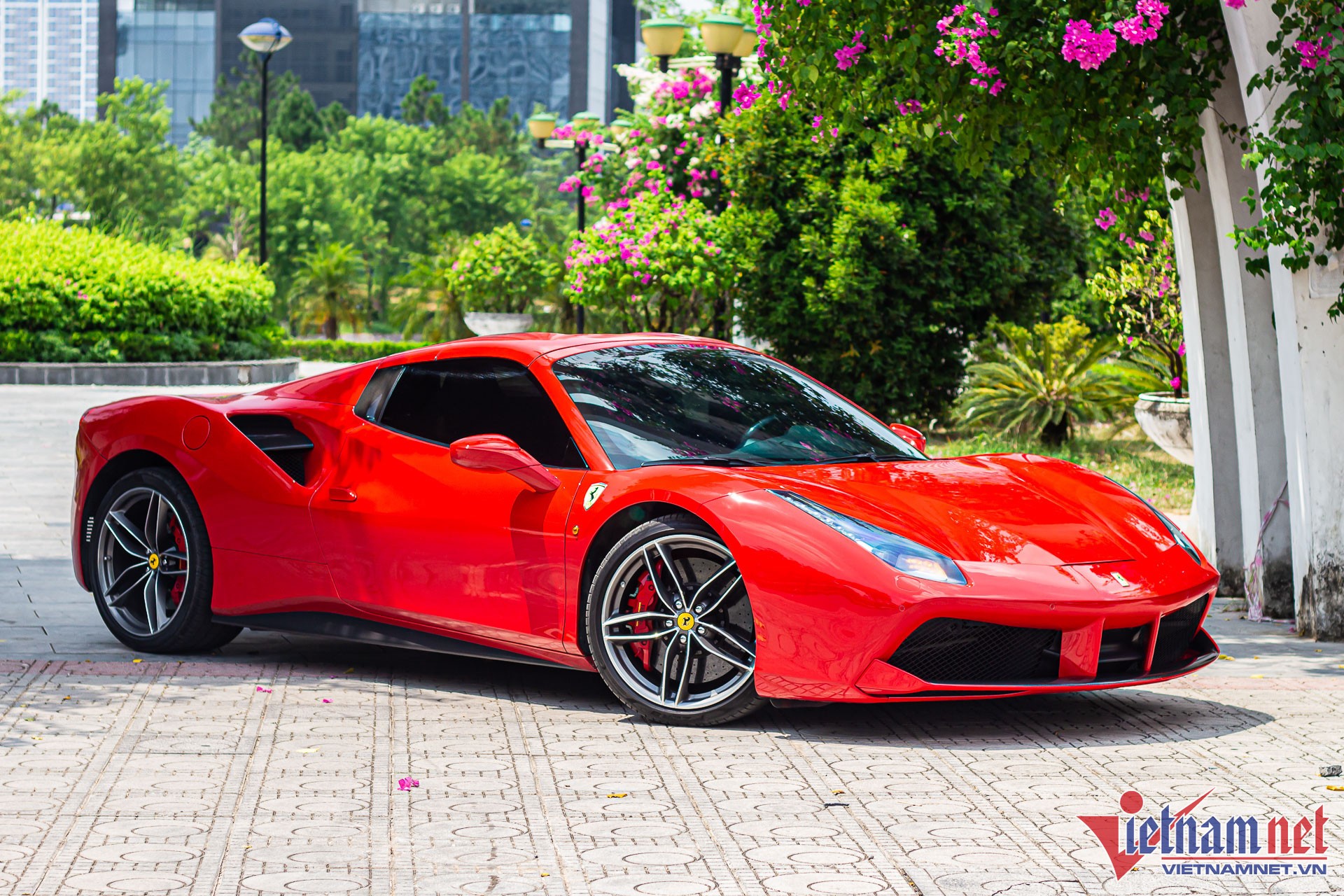 Ferrari 488 Spider phủ bụi trong hầm chung cư, số phận long đong như chủ