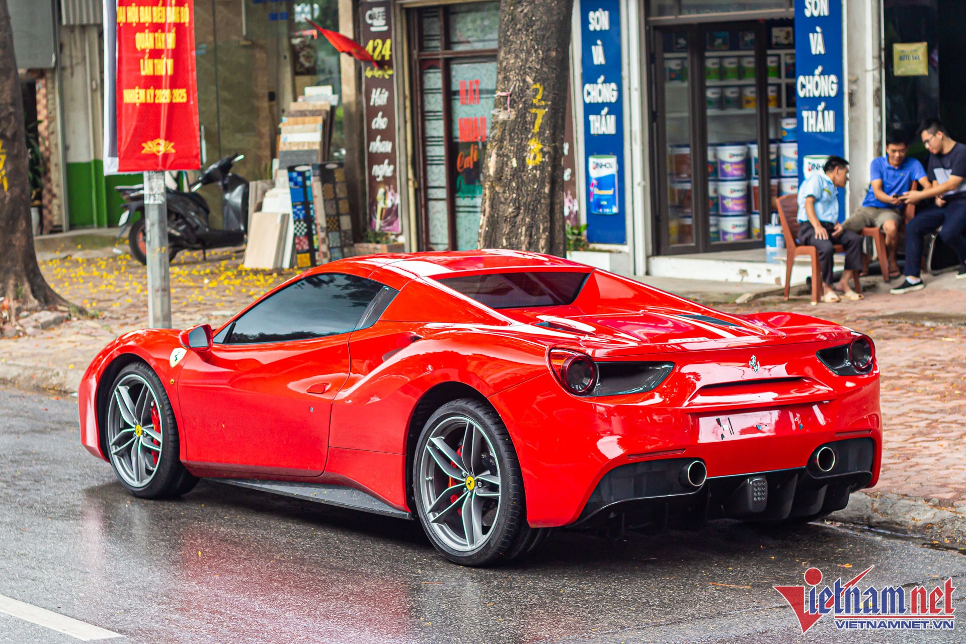 Ferrari 488 Spider phủ bụi trong hầm chung cư, số phận long đong như chủ