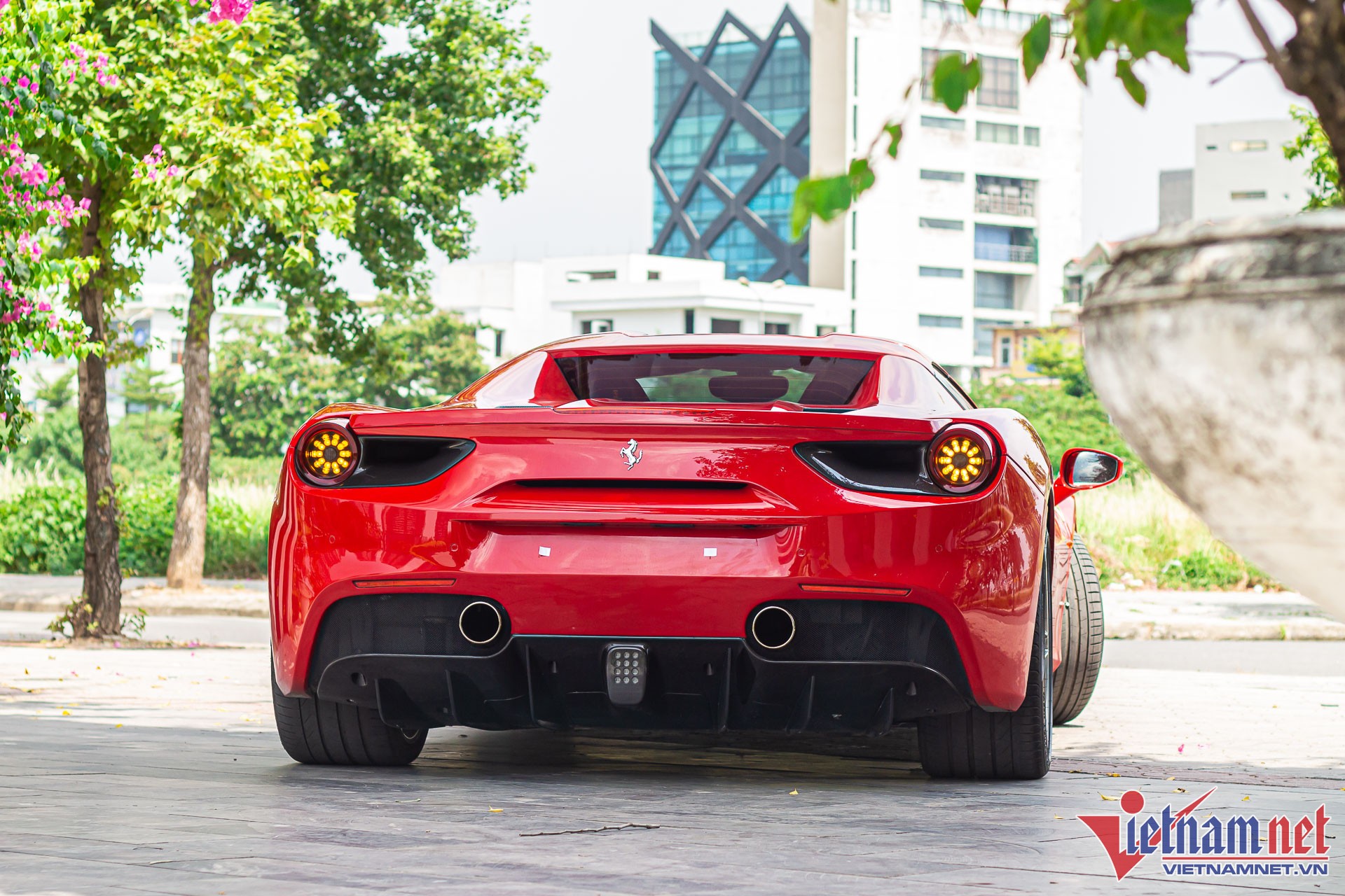 Ferrari 488 Spider phủ bụi trong hầm chung cư, số phận long đong như chủ