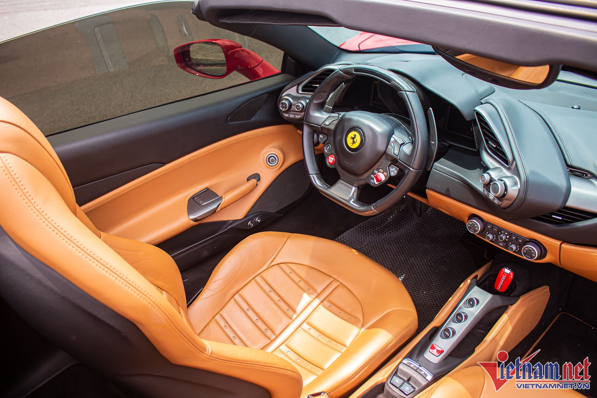 Ferrari 488 Spider phủ bụi trong hầm chung cư, số phận long đong như chủ