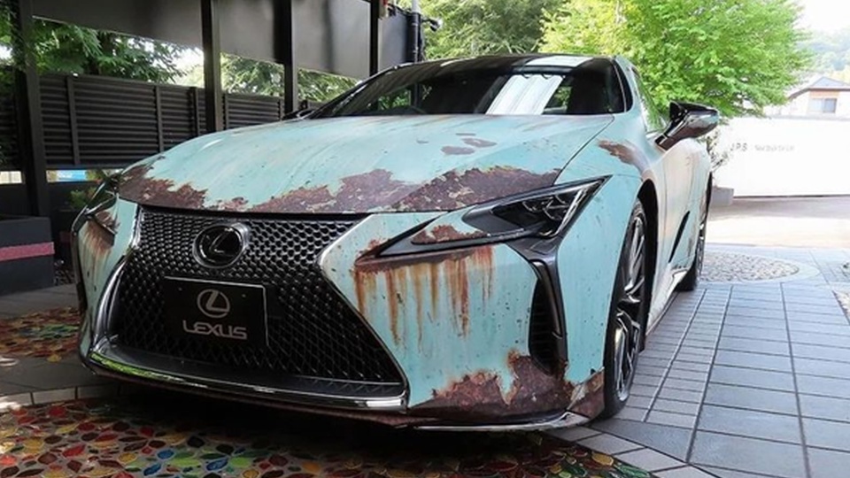 Lexus LC500 dán decal 'đồng nát' trông rỉ sét nhưng thực ra là xe có giá cả chục tỷ đồng