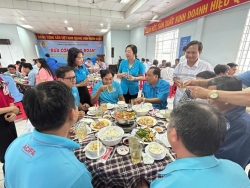 Ấm áp những "Bữa cơm Công đoàn" chia sẻ yêu thương ở An Giang