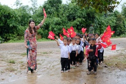 Những giáo viên kiên trì bám bản, “gieo