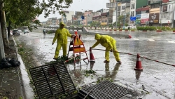 Công nhân thoát nước giữa siêu bão Yagi: “Chút nhọc nhằn này có sá gì?”