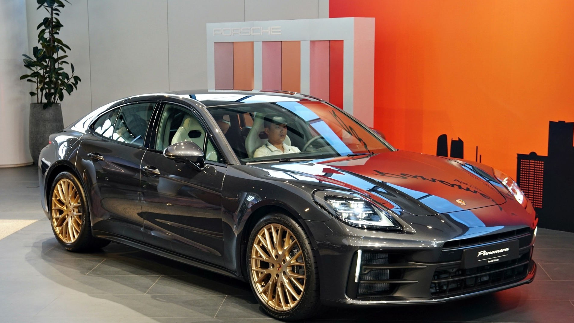 Cận cảnh Porsche Panamera thế hệ mới tại Việt Nam