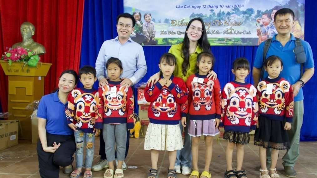 Tạp chí Lao động và Công đoàn trao quà cho giáo viên, học sinh ở Tả Ngảo (Lào Cai)