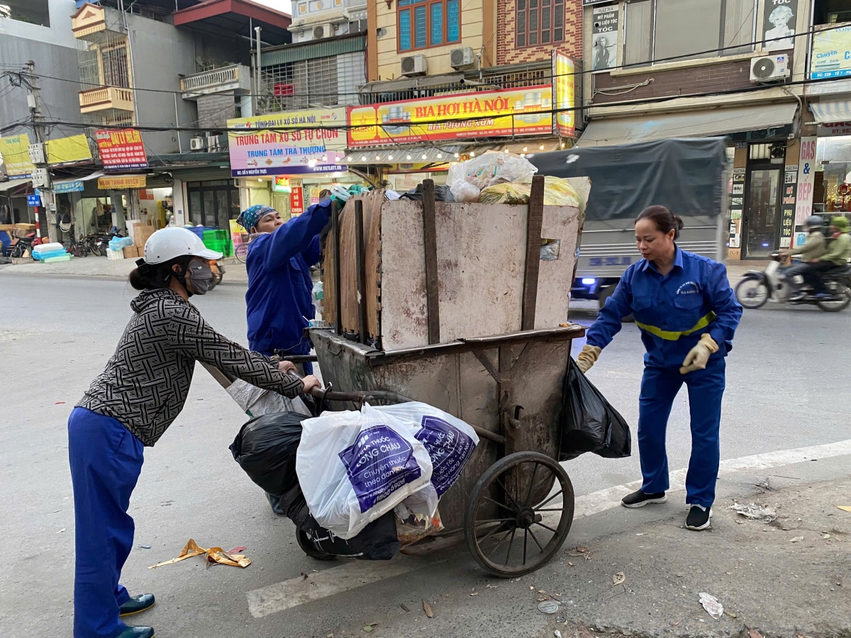 Nữ đảng viên gần 30 năm... cầm chổi