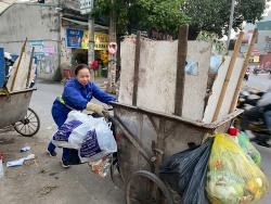 Nữ đảng viên gần 30 năm... cầm chổi