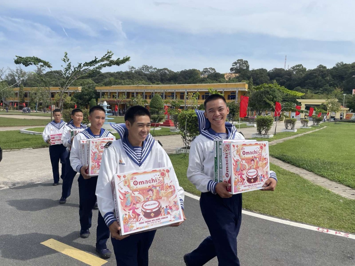 Omachi mang mùa xuân yêu thương đến Trường Sa, kết nối đất liền với đảo xa.