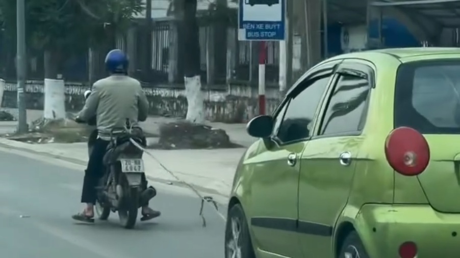 "Độc lạ" Vĩnh Phúc: xe máy kéo ô tô, có vi phạm quy định an toàn khi tham giao thông?