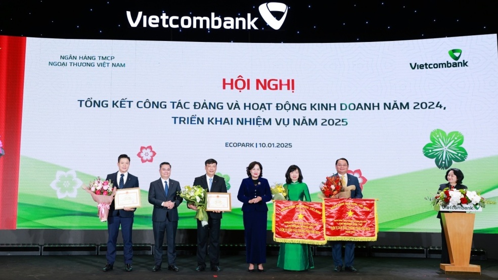 Vietcombank vững thế dẫn đầu, bứt phá với dấu ấn xanh