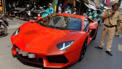 Người lái Lamborghini bất tỉnh giữa phố