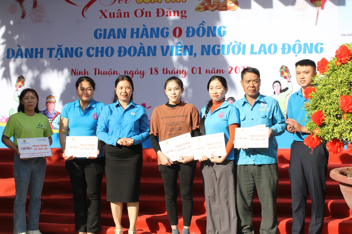 Ninh Thuận: Trao quà Tết, gửi yêu thương đến lao động khó khăn