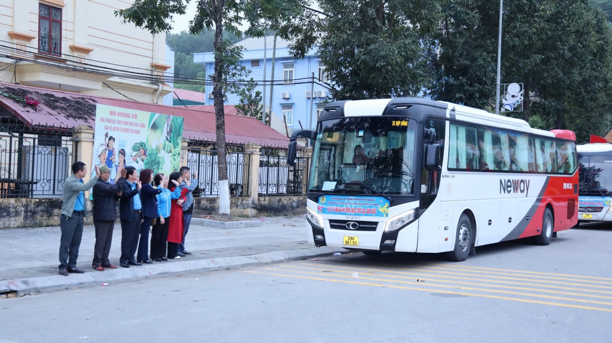 Công nhân trở lại nhà máy, vui sản xuất đón Xuân mới