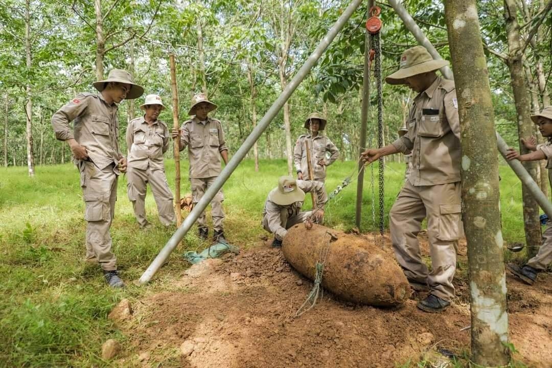 Gần 1.000 lao động rà phá bon mìn ở Quảng Trị phải tạm dừng công việc