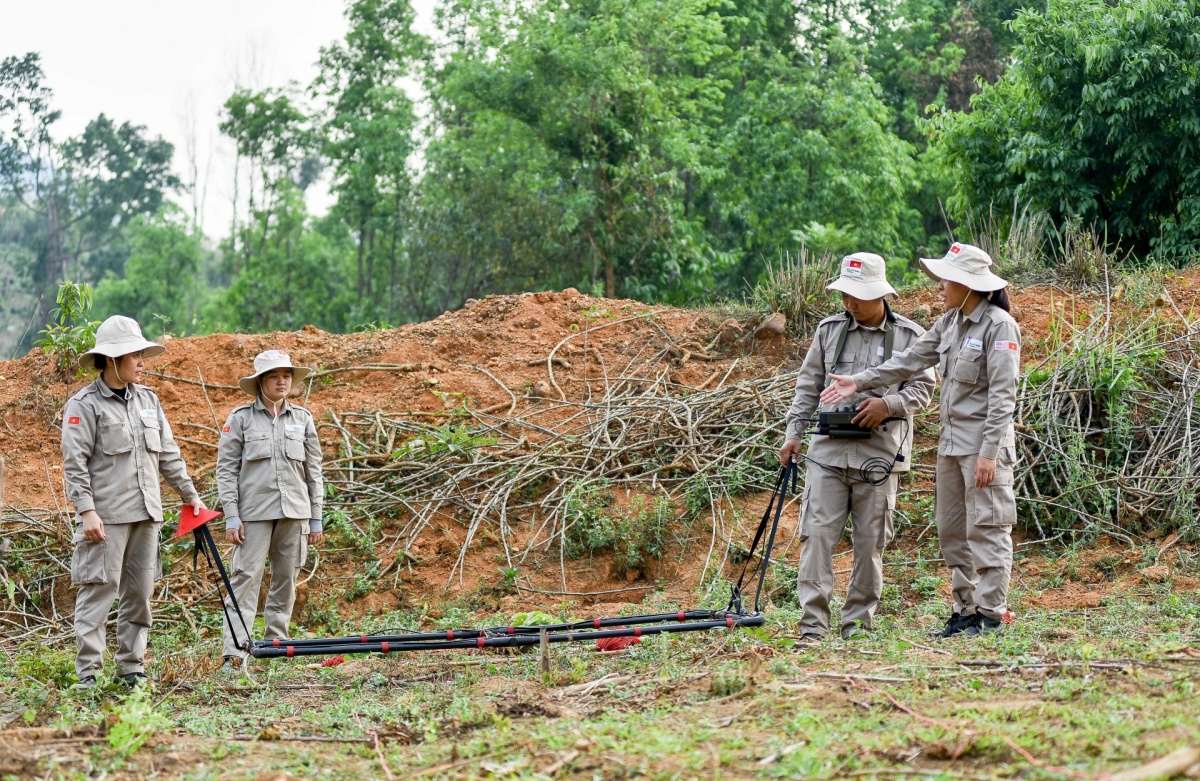 Gần 1.000 lao động rà phá bon mìn ở Quảng Trị phải tạm dừng công việc