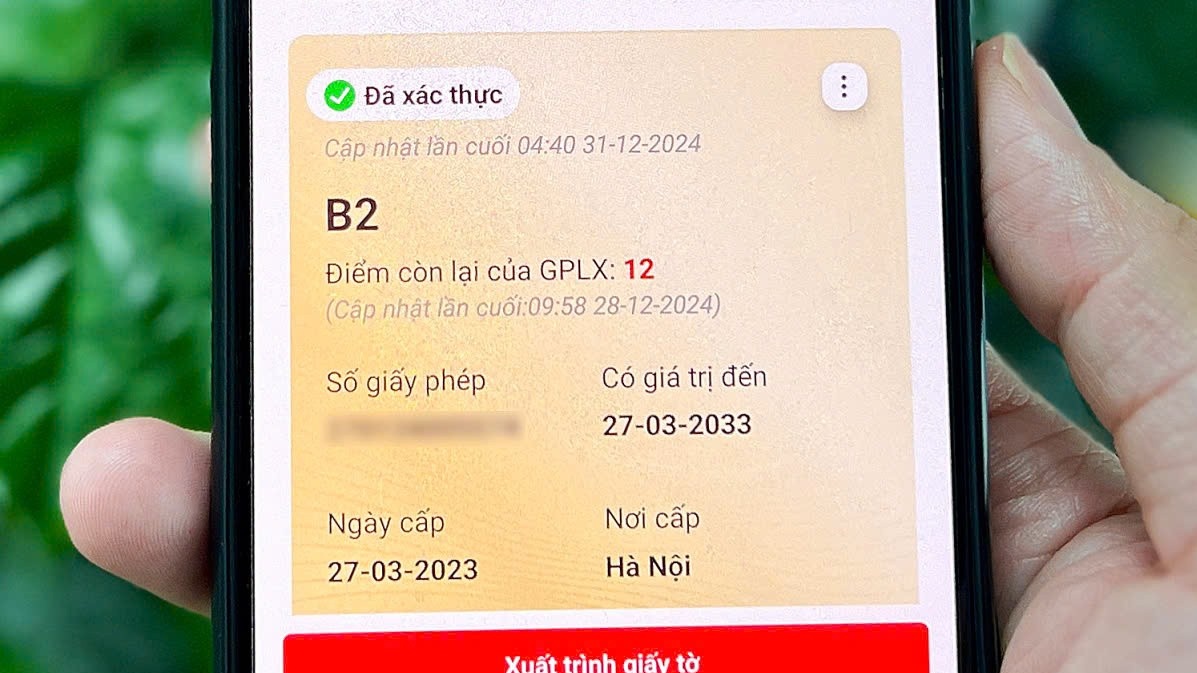 Bị lừa cài app để nhận điểm giấy phép lái xe, người phụ nữ mất trắng 8 triệu đồng