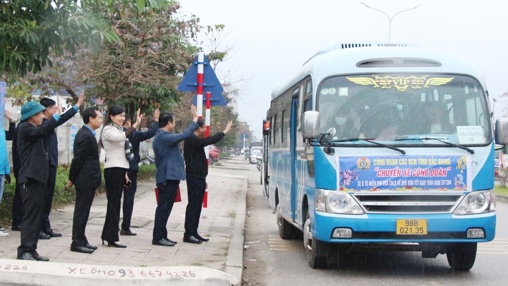 Công đoàn tỉnh Bắc Giang hỗ trợ xe đưa công nhân về quê