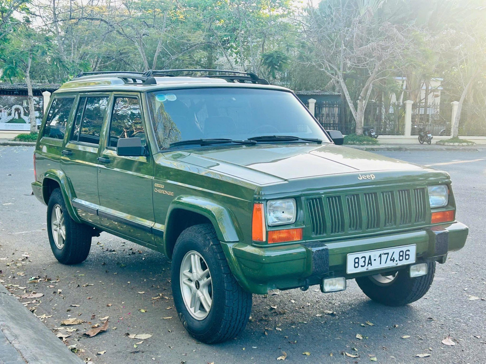 Bắt gặp Jeep Cherokee 21 năm tuổi, còn nguyên như mới tại Long An