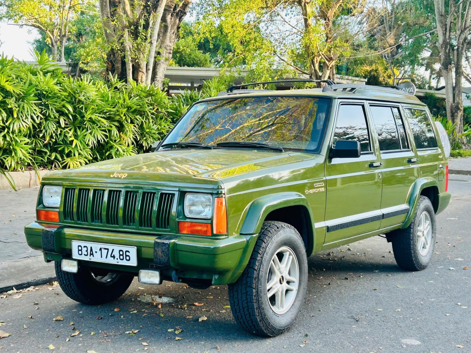 Bắt gặp Jeep Cherokee 21 năm tuổi, còn nguyên như mới tại Long An