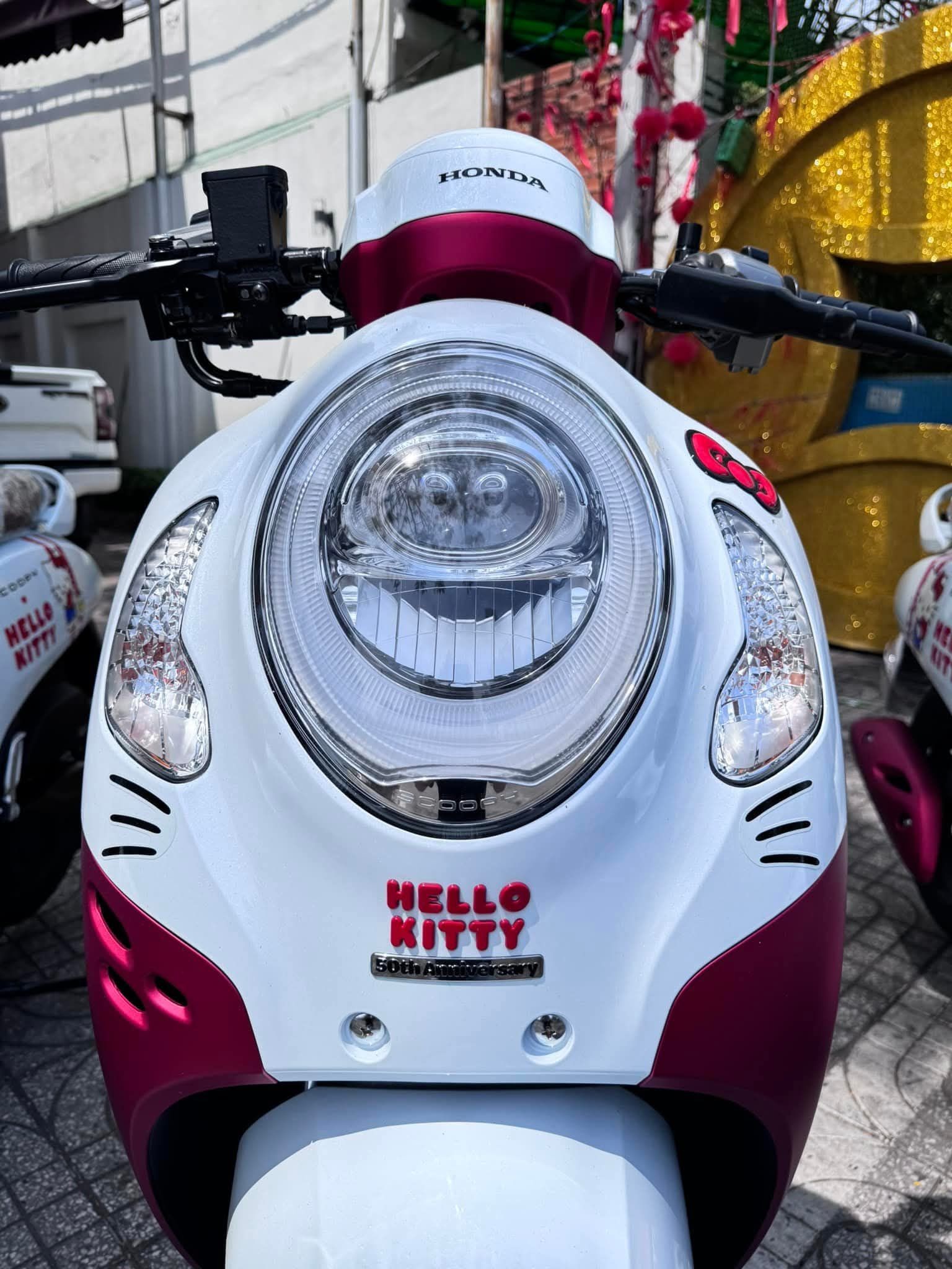 Xe tay ga giới hạn Honda Scoopy Hello Kitty, giá 89 triệu đồng tại Việt Nam