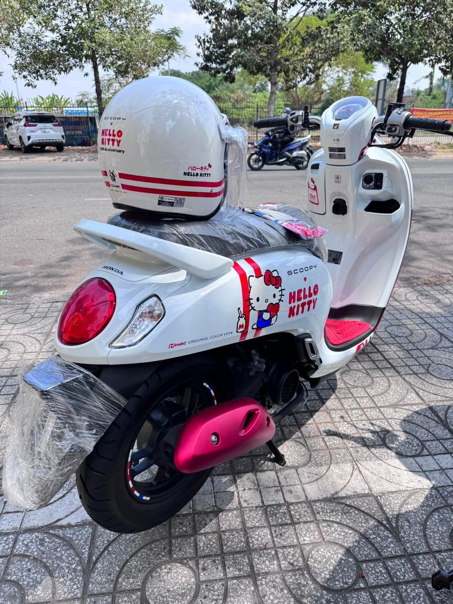 Xe tay ga giới hạn Honda Scoopy Hello Kitty, giá 89 triệu đồng tại Việt Nam