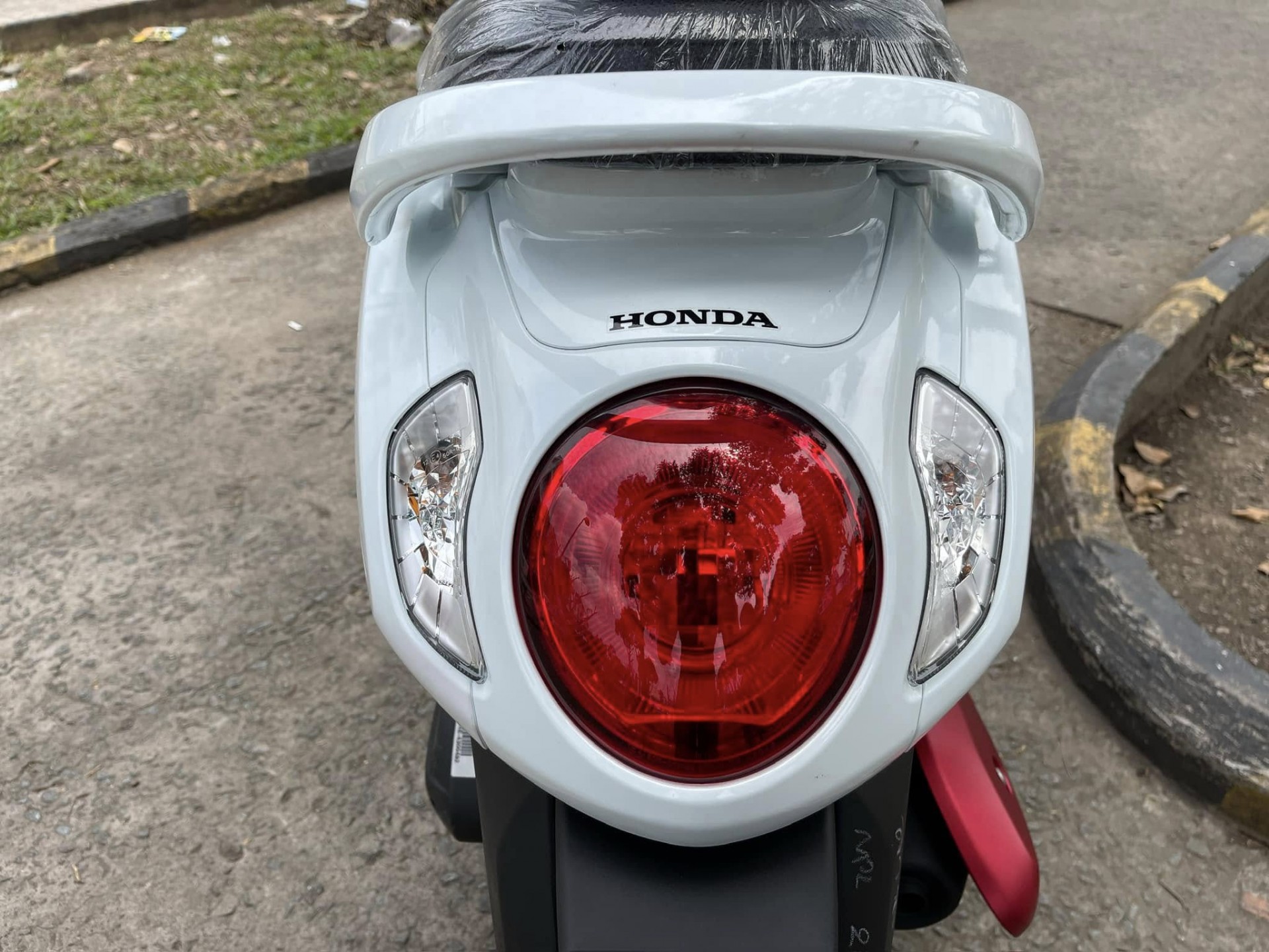 Xe tay ga giới hạn Honda Scoopy Hello Kitty, giá 89 triệu đồng tại Việt Nam