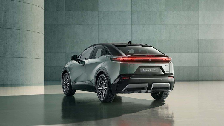 Toyota C-HR+ 2025 ra mắt, di chuyển đến 600km chỉ với một lần sạc